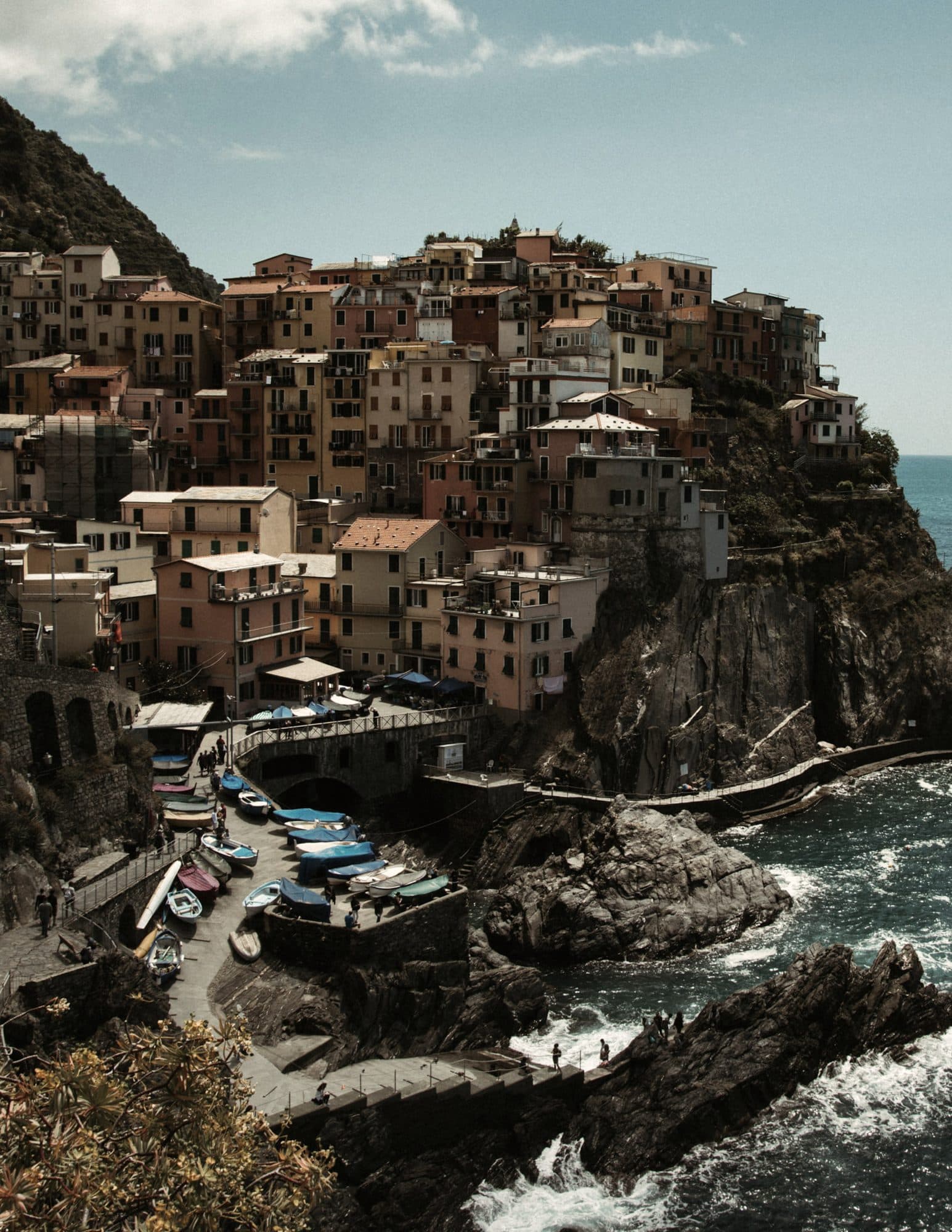 Manarola's colourful houses on the cliffs above the sea, Cinque Terre